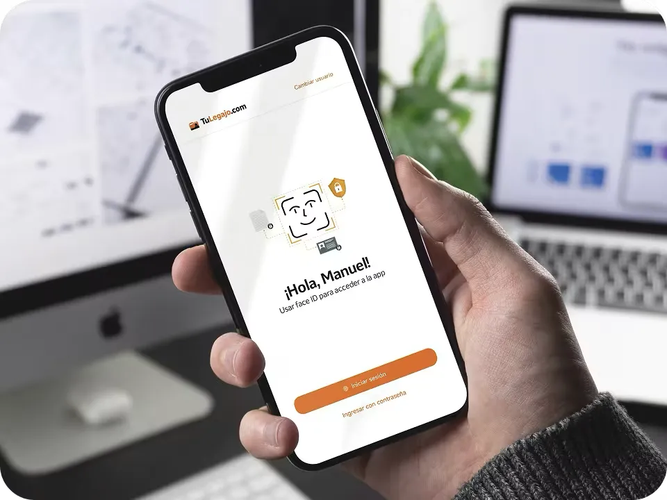 La app de TuLegajo.com en uso: acceso con Face ID desde el celular